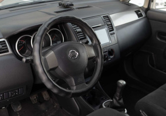 Подержанный автомобиль Nissan Tiida Hatchback 2012 года (11 фото)