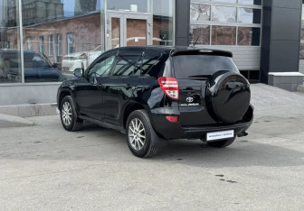Подержанный автомобиль Toyota RAV4 2011 года (7 фото)