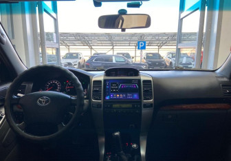 Подержанный автомобиль Toyota Land Cruiser Prado 2005 года (12 фото)