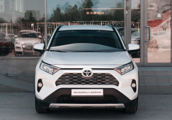 Подержанный автомобиль Toyota RAV4 2020 года (2 фото)