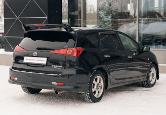 Подержанный автомобиль Toyota Caldina 2003 года (5 фото)