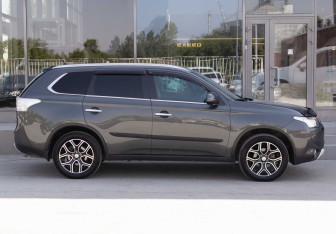 Подержанный автомобиль Mitsubishi Outlander 2014 года (4 фото)