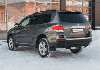 Подержанный автомобиль Toyota Highlander 2011 года (7 фото)