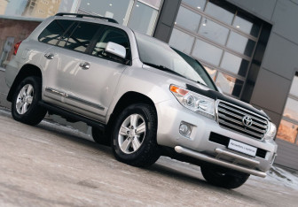 Подержанный автомобиль Toyota Land Cruiser Suv 2012 года (10 фото)