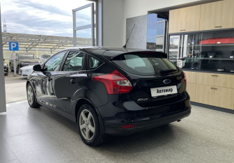 Подержанный автомобиль Ford Focus Hatchback 2013 года (6 фото)