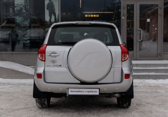 Подержанный автомобиль Toyota RAV4 2008 года (6 фото)