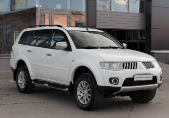 Подержанный автомобиль Mitsubishi Pajero Sport 2011 года (3 фото)