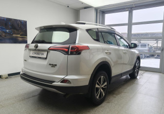 Подержанный автомобиль Toyota RAV4 2018 года (4 фото)