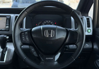 Подержанный автомобиль Honda Stepwgn 2012 года (11 фото)