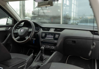 Подержанный автомобиль Skoda Octavia Liftback 2015 года (10 фото)