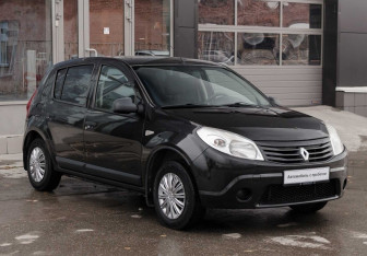 Подержанный автомобиль Renault Sandero 2011 года (3 фото)