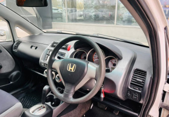 Подержанный автомобиль Honda Fit 2006 года (11 фото)