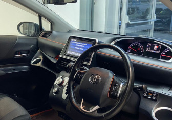 Подержанный автомобиль Toyota Sienta 2018 года (8 фото)
