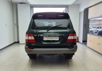 Подержанный автомобиль Toyota Land Cruiser Suv 2000 года (5 фото)