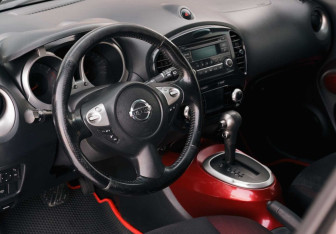 Подержанный автомобиль Nissan Juke 2011 года (10 фото)