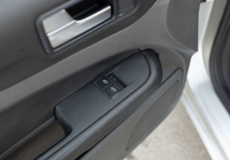 Подержанный автомобиль Ford Focus Hatchback 2006 года (16 фото)