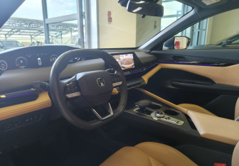 Подержанный автомобиль Changan UNI-V 2023 года (7 фото)