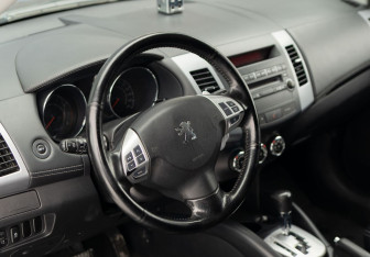 Подержанный автомобиль Peugeot 4007 2012 года (11 фото)
