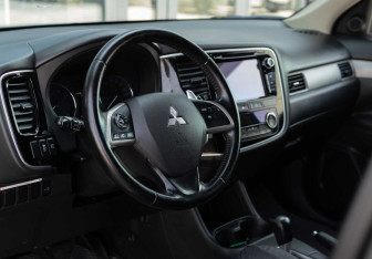 Подержанный автомобиль Mitsubishi Outlander 2014 года (11 фото)