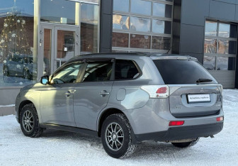 Подержанный автомобиль Mitsubishi Outlander 2012 года (7 фото)