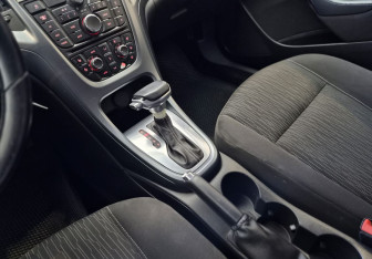 Подержанный автомобиль Opel Astra Hatchback 2012 года (11 фото)