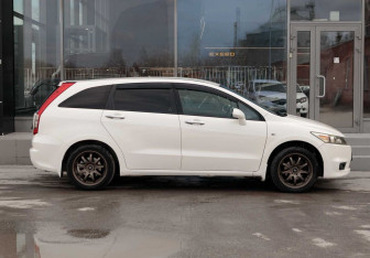 Подержанный автомобиль Honda Stream 2007 года (4 фото)
