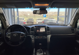 Подержанный автомобиль Toyota Land Cruiser Suv 2014 года (10 фото)