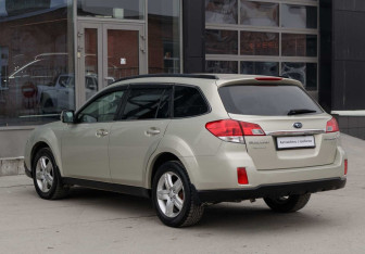 Подержанный автомобиль Subaru Outback Wagon 2010 года (7 фото)
