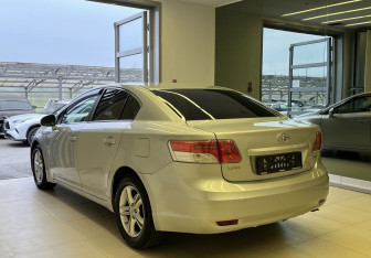 Подержанный автомобиль Toyota Avensis Sedan 2009 года (6 фото)