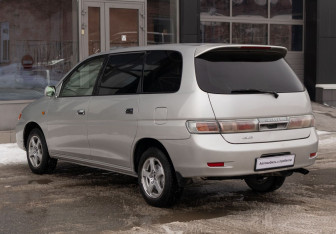 Подержанный автомобиль Toyota Gaia 2001 года (7 фото)