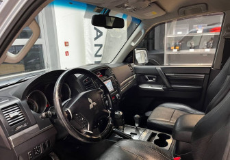 Подержанный автомобиль Mitsubishi Pajero 2012 года (8 фото)