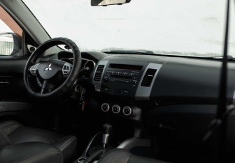 Подержанный автомобиль Mitsubishi Outlander 2008 года (10 фото)