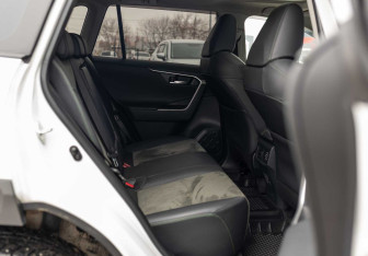 Подержанный автомобиль Toyota RAV4 2023 года (20 фото)