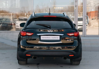 Подержанный автомобиль Infiniti FX 2010 года (6 фото)