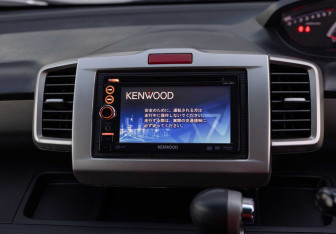 Подержанный автомобиль Honda Freed 2011 года (13 фото)