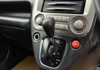 Подержанный автомобиль Honda Stream 2002 года (14 фото)