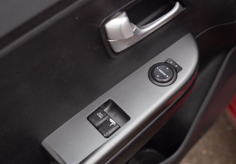 Подержанный автомобиль Kia Rio Sedan 2012 года (15 фото)