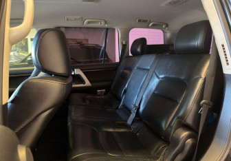 Подержанный автомобиль Toyota Land Cruiser Suv 2012 года (16 фото)