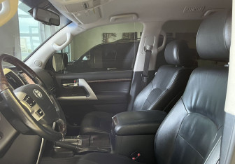 Подержанный автомобиль Toyota Land Cruiser Suv 2012 года (8 фото)