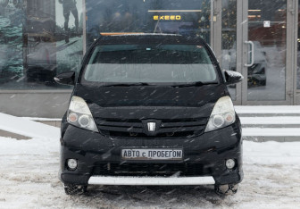 Подержанный автомобиль Toyota ISis 2013 года (2 фото)