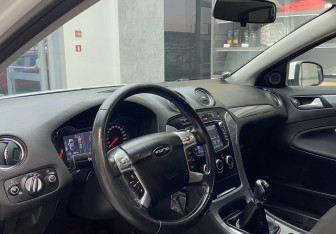 Подержанный автомобиль Ford Mondeo Sedan 2011 года (11 фото)