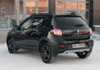Подержанный автомобиль Renault Sandero 2016 года (7 фото)