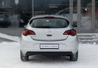 Подержанный автомобиль Opel Astra Hatchback 2014 года (6 фото)