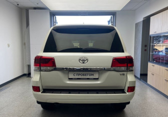 Подержанный автомобиль Toyota Land Cruiser Suv 2017 года (6 фото)