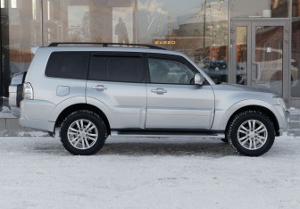 Подержанный автомобиль Mitsubishi Pajero 2011 года (4 фото)