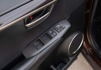 Подержанный автомобиль Lexus NX 2014 года (19 фото)