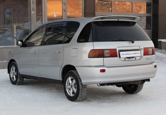 Подержанный автомобиль Toyota Ipsum 1997 года (7 фото)
