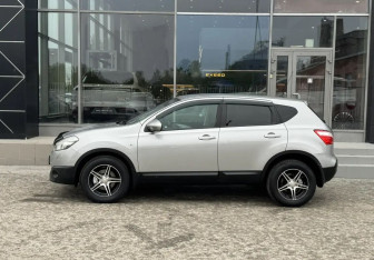 Подержанный автомобиль Nissan Qashqai 2012 года (8 фото)