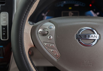 Подержанный автомобиль Nissan Leaf 2011 года (12 фото)