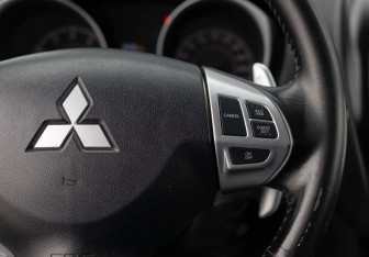 Подержанный автомобиль Mitsubishi ASX 2011 года (12 фото)